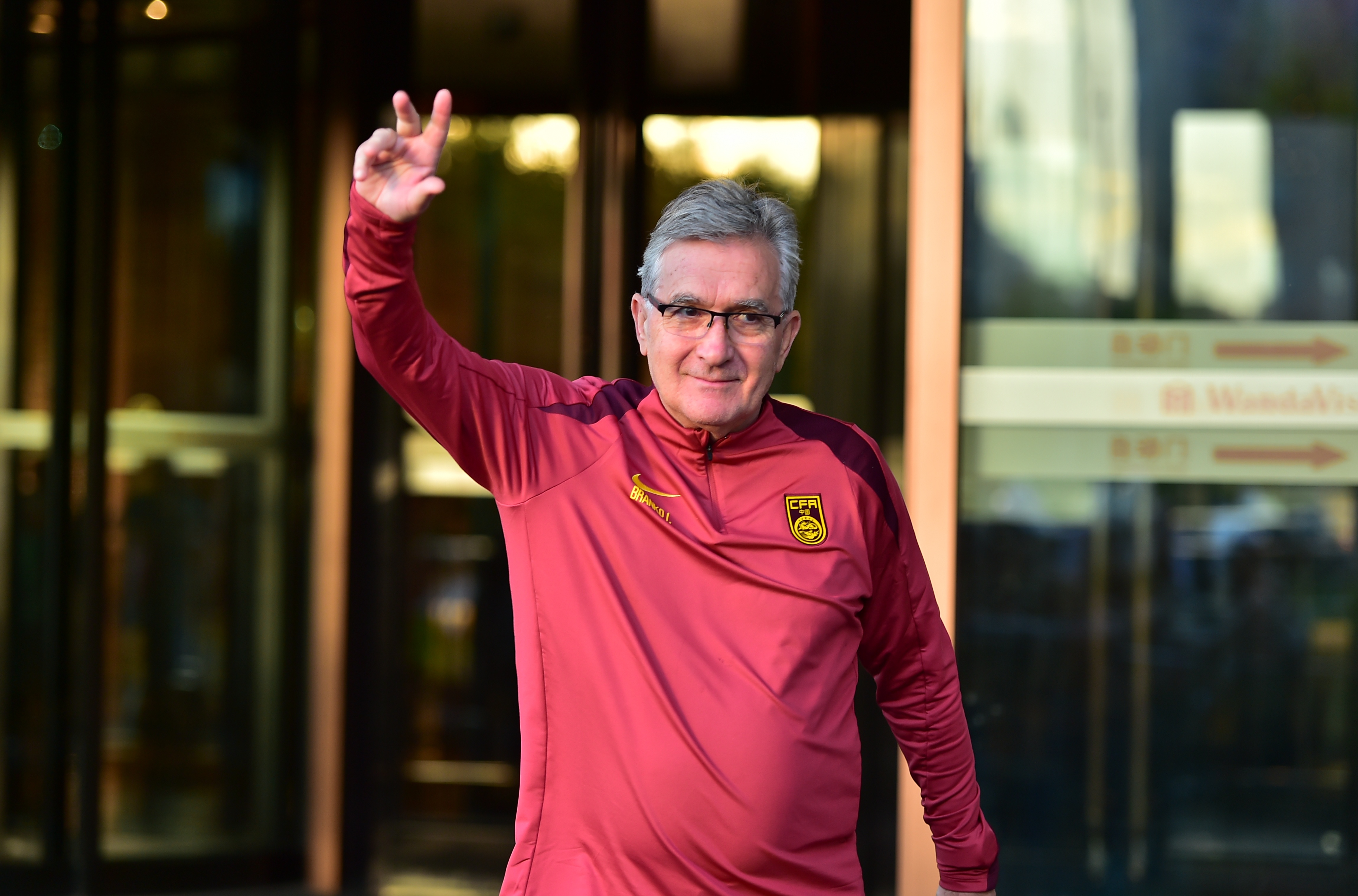 雷竞技官网入口 -法兰克福训练开放日，清晨扳平良机引欢呼，葡超在即，资深球员宣示担当 